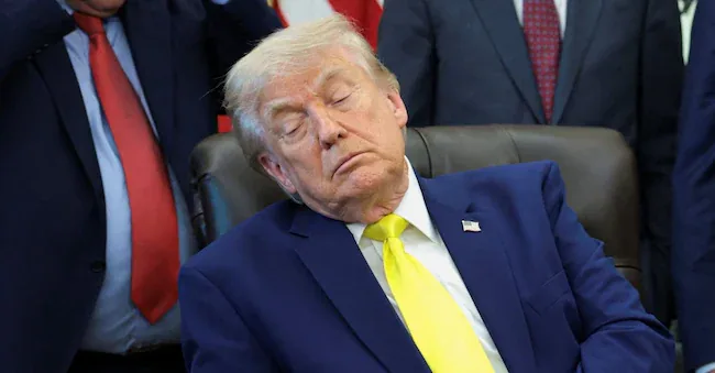 Trump falls asleep again in the Oval Office. The video is viral