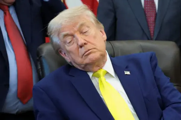 Trump falls asleep again in the Oval Office. The video is viral