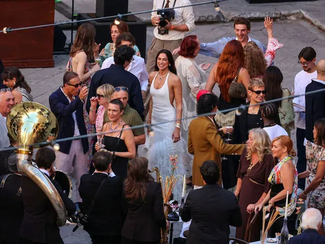 Dua Lipa, the party (and the controversy) for the wedding with Calum Turner in Palermo