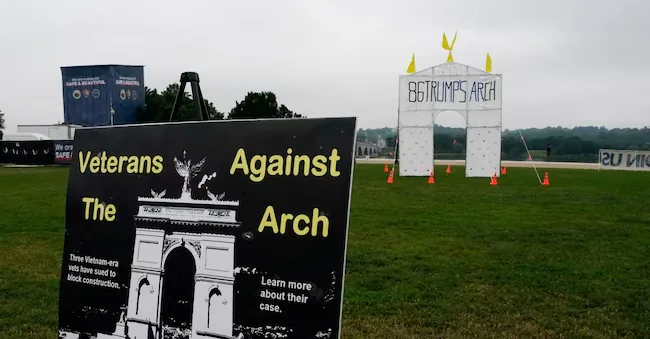 A sign reading «Veterans Against the Arch» and a large banner against US President Donald Trump's project to build a 76-meter-high «Arch of Triumph» near the Arlington Memorial Bridge in Washington, D.C., United States, May 24, 2026. REUTERS/Elizabeth Frantz REUTERS