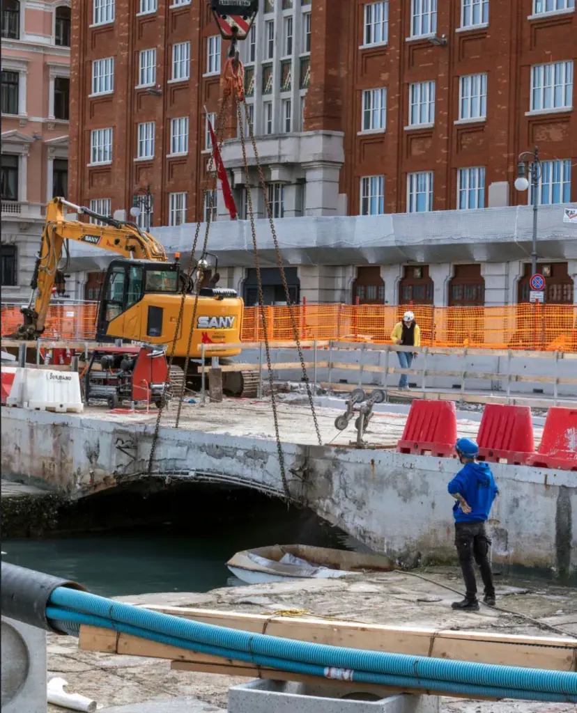 For the White and Green bridge in Trieste, a construction site that follows the rhythm of the tides