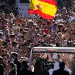 The Pope to a million faithful: «No to a convenient and private faith, enclosed in selfishness»