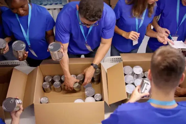 Empori solidali, realtà italiane in crescita e sempre più orientate al modello dell’hub di comunità