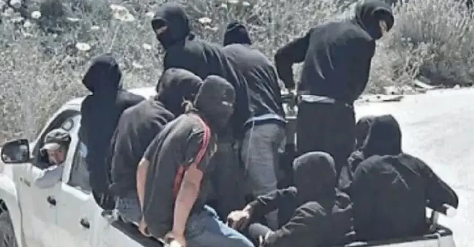West Bank, hooded Israeli settlers attack Palestinians