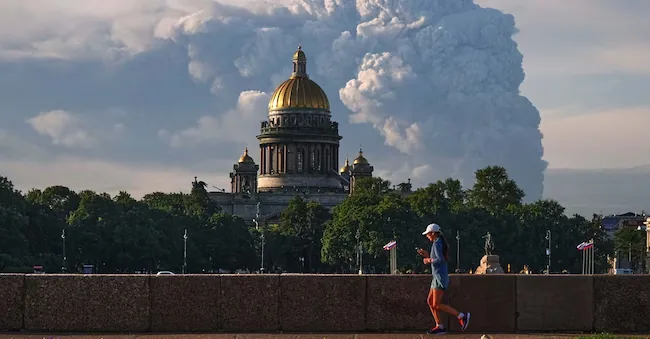 Smoke rises into the sky following Ukrainian drone attacks on the warehouses of Russian online retailer Wildberries, in St. Petersburg, Russia, Friday, July 24, 2026, with St. Isaac's Cathedral in the foreground. (UGC via AP) Associated Press / LaPresse Only Italy and Spain APN