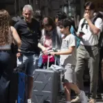 Summer holidays, a growing number of Italians giving up travel