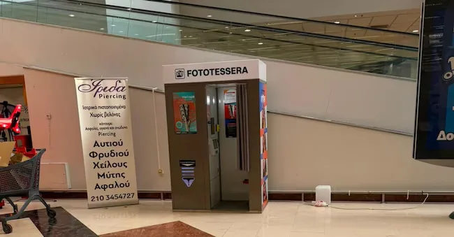 My grandfather inaugurates the first photo booth in Greece and plans expansion in major cities ...