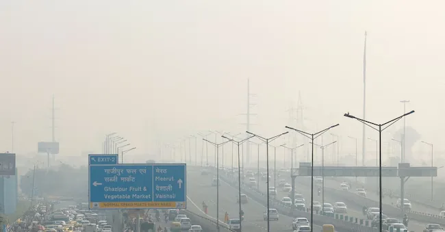 FILE PHOTO: FILE PHOTO: Vehicles are stuck in traffic amidst early morning smog near a flower market in New Delhi, India, October 30, 2024.REUTERS/Anushree Fadnavis/File Photo/File Photo REUTERS