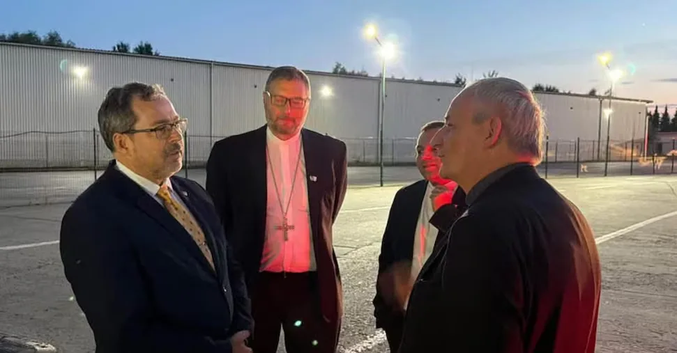 Ukraine, Cardinal Zuppi visits Russian prisoners: "The Pope is close to you"