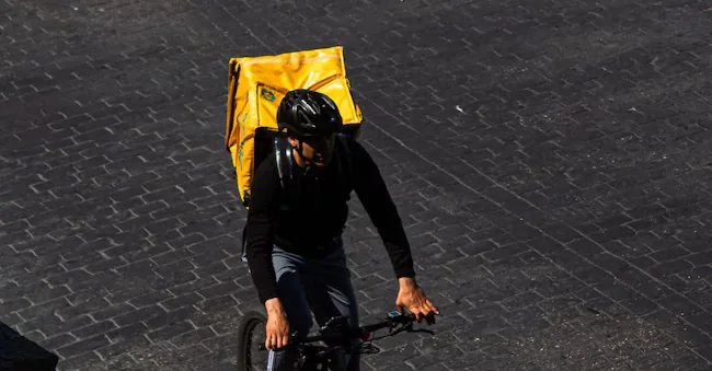 Glovo and Deliveroo, riders on strike in Florence: «Wages getting lower and lower»