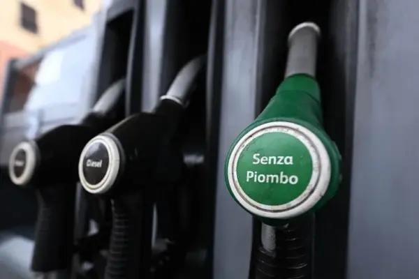 Fuels, still rising: in Milan, peaks of 2.6 euros per liter