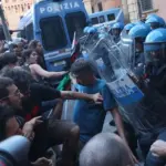 Bologna, clashes at the march for Fakir: firecracker, water cannons and tear gas