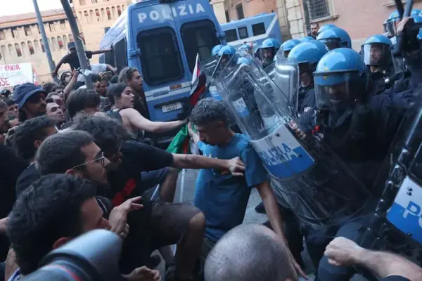 Bologna, clashes at the march for Fakir: firecracker, water cannons and tear gas