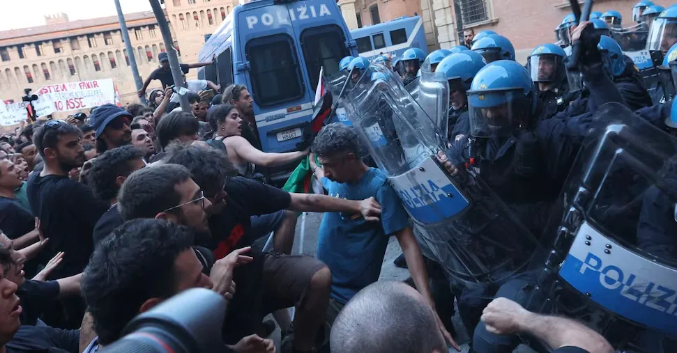 Bologna, clashes at the march for Fakir: firecracker, water cannons and tear gas