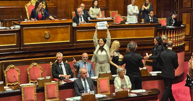 La protesta dei senatori del Movimento 5 stelle, che mostrano cartelli con scritto 