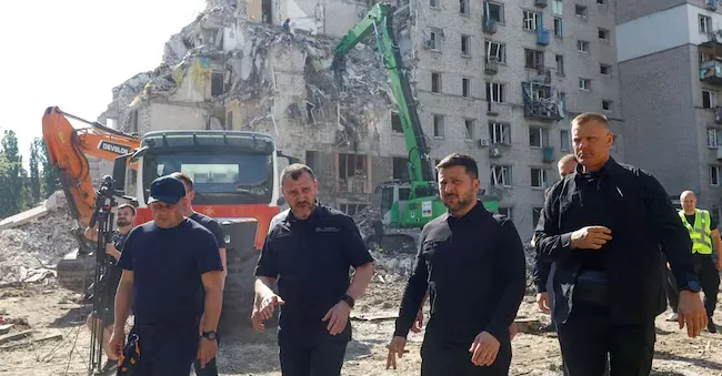 Ukrainian President Volodymyr Zelenskiy walks together with Interior Minister Ihor Klymenko while visiting the site of a condominium damaged during Russian missile and drone attacks that occurred overnight, in the context of the Russian offensive against Ukraine, in Kyiv, Ukraine, on July 2, 2026. REUTERS/Valentyn Ogirenko/REUTERS archive photo
