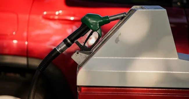 Fuel price increase. In 3 weeks, the average price of diesel has risen by 27.9 euro cents on the ordinary network, with a surge approaching +15%, and by 26 cents on the motorway, while petrol has increased by 16.5 cents.