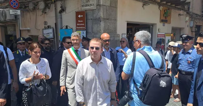American ambassador Tilman Fertitta arriving in Cefalù aboard his yacht as part of his coastal diplomacy tour for Italy, July 4, 2026. ANSA/LUCA MIRONE ANSA
