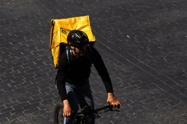 Glovo and Deliveroo, riders on strike in Florence: «Wages getting lower and lower»