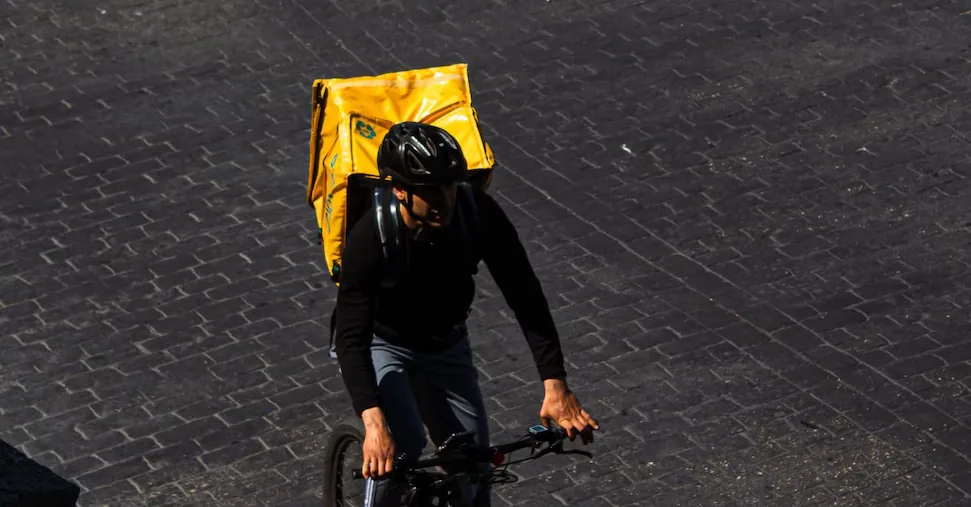 Glovo and Deliveroo, riders on strike in Florence: «Wages getting lower and lower»