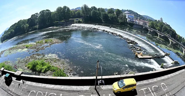 Fiume Po in secca ai Murazzi e terreni agricoli aridi dopo il caldo torrido, Torido, 8  luglio 2026. ANSA/ ALESSANDRO DI MARCO ANSA