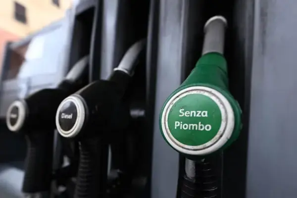 Gasoline, prices approach 2 euros per liter: app coming soon to find the cheapest stations