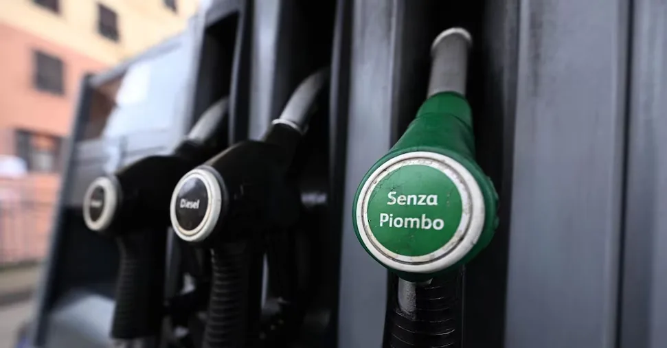 Gasoline, prices approach 2 euros per liter: app coming soon to find the cheapest stations