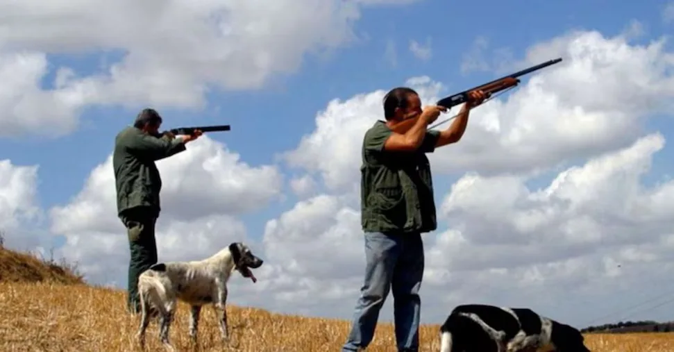 Hunting: standoff, critical opposition and supportive farmers