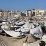 Israel erects a wall that divides Gaza in two