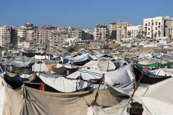 Israel erects a wall that divides Gaza in two