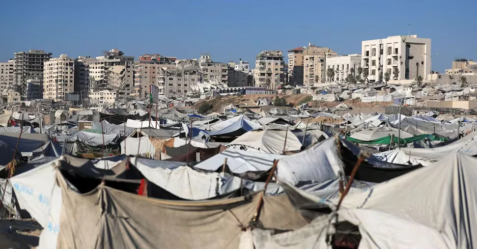 Israel erects a wall that divides Gaza in two