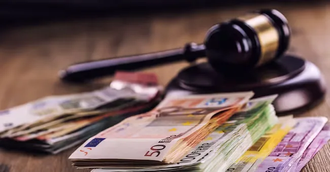 Judge's hammer gavel. Justice and euro money. Euro currency. Court gavel and rolled Euro banknotes. Representation of corruption and bribery in the judiciary. weyo - stock.adobe.com