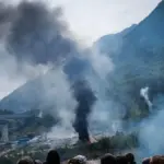 No Tav, assault on construction sites in Val Susa: two Carabinieri vans on fire