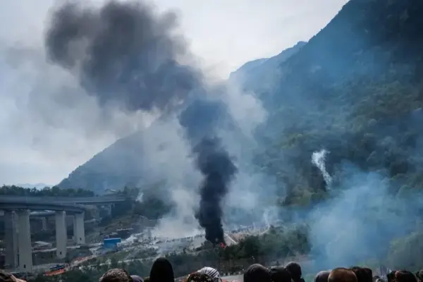 No Tav, assault on construction sites in Val Susa: two Carabinieri vans on fire