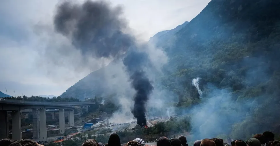 No Tav, assault on construction sites in Val Susa: two Carabinieri vans on fire