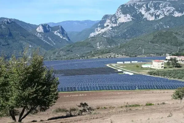 Fotovoltaico con pannelli a terra, legittimo il divieto di installazione in aree agricole