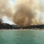 Fire in Gargano, tourists evacuated on coast guard boats