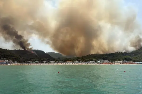 Fire in Gargano, tourists evacuated on coast guard boats