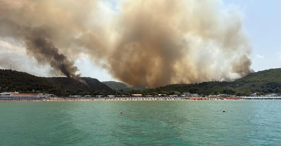 Fire in Gargano, tourists evacuated on coast guard boats