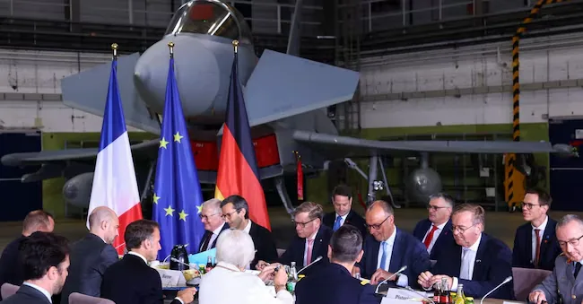 The German Chancellor, Friedrich Merz, and the French President, Emmanuel Macron, preside over the meeting of the Franco-German Council for Defense and Security in a hangar at the Nörvenich airbase in Germany (REUTERS) REUTERS