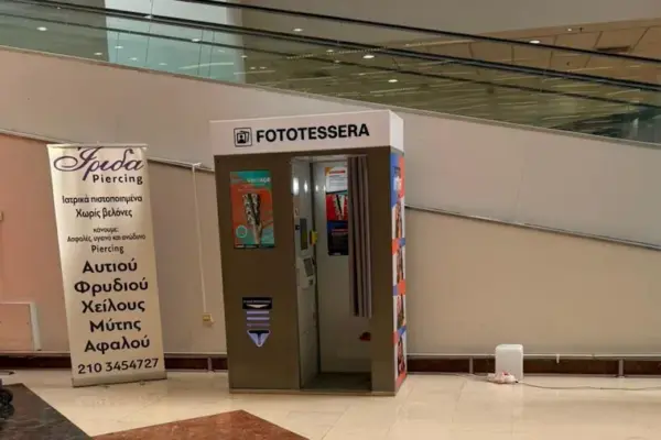 My grandfather inaugurates the first photo booth in Greece and plans expansion in major cities ...