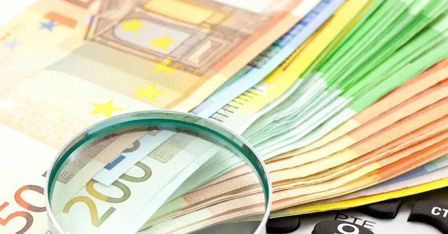 Euro Notes with calculator and magnifier. Closeup dvoevnore - stock.adobe.com