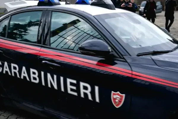 Perugia, urinates on the carabinieri's car and films everything: acquitted