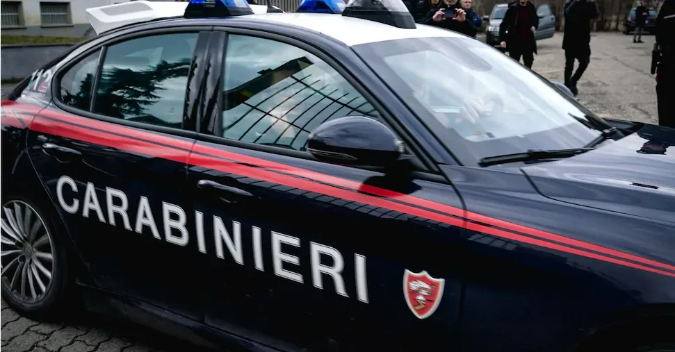 Perugia, urinates on the carabinieri's car and films everything: acquitted