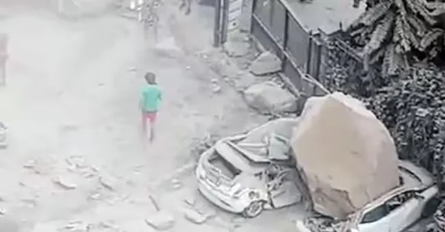 Damage caused by the magnitude 4.7 earthquake with epicenter in the Campi Flegrei recorded by seismographs at 19:46, Naples, July 31, 2026. This is the strongest shock since the bradyseism phenomenon reactivated in the Pozzuoli area. The earthquake was distinctly felt in the capital but also in the municipalities of the province.ANSA ANSA