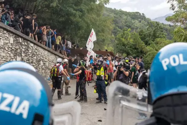 Clashes in Val di Susa, four alleged Black Bloc members stopped. Meloni's inspection...