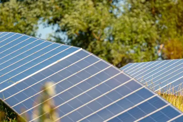 Bifacial photovoltaics: increasing in factories, decreasing in homes