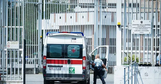 Un'ambulanza entra nel carcere Lorusso e Cutugno, Torino, 12 agosto 2023. ANSA/TINO ROMANO ANSA