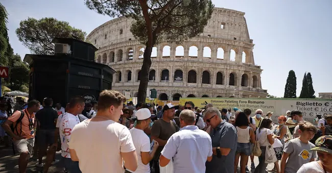 Rome - Tourists queuing at the Colosseum (Imagoeconomica)