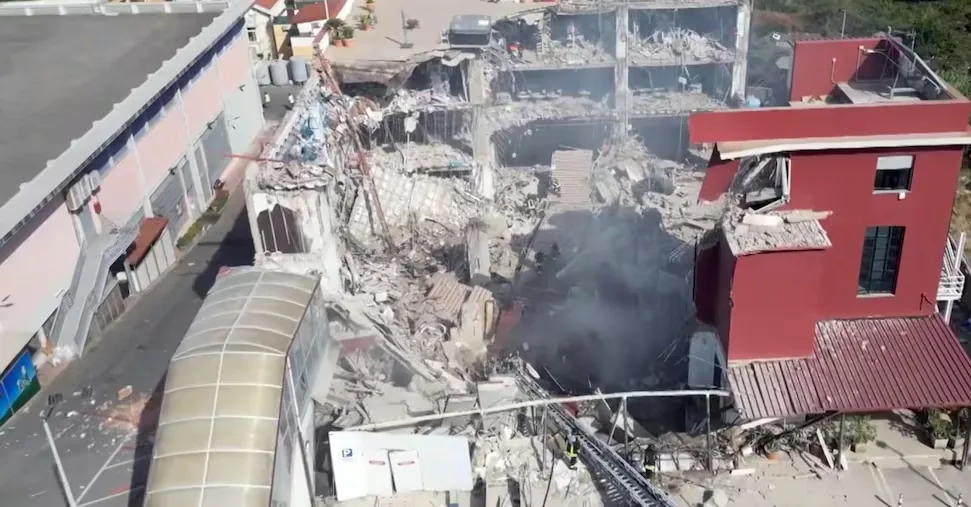 Collapsed building in Messina, there are 3 suspects. Third body extracted